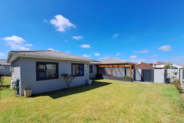 Clean lines, a pergola and flower boxes welcome you into this brand-new coastal home with distant sea views.  
A large open concept ...