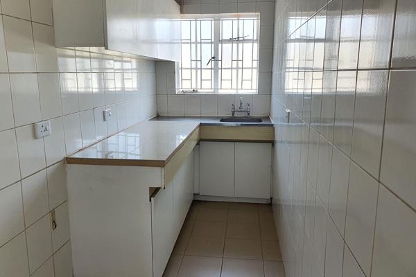 Large 1 bedroom apartment to let on Umgeni Road. This apartment is opposite Waste Centre, on taxi Route  and walking distance to shops. ...