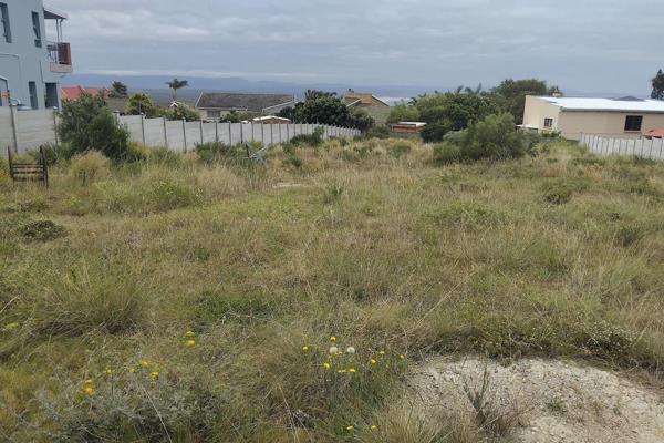 Excellent large vacant stand in the center of Jeffreys Bay close to all amenities. It also offers sea view and is already walled all ...