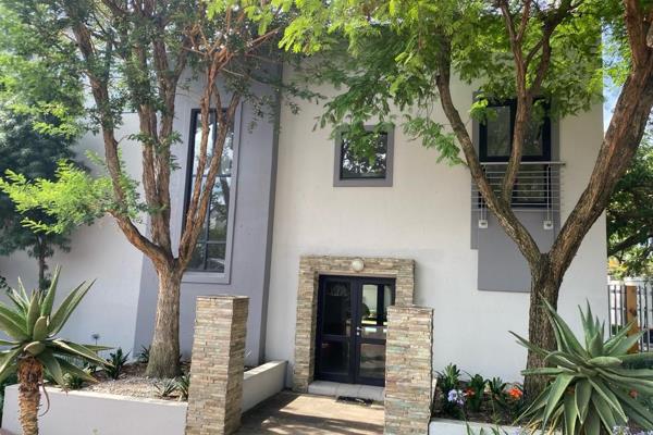 Stunning Studio Apartment to Rent at sought after The Pinnacle in Douglasdale

This lovely1st floor apartment consists of:

* Open plan ...