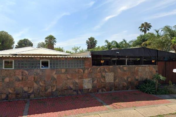 This spacious house in Daspoort (Pretoria West) close to amenities with easy access to main roads and freeways is on the market for ...