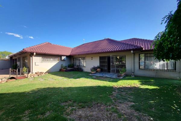 Situated in popular Jim Fouche Park - its a stone&#39;s throw from great schools and town center. 
This charming home offers 3 ...