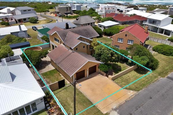 Joint Mandate: Located near Struisbaai’s charming harbor, this home offers a peaceful ...