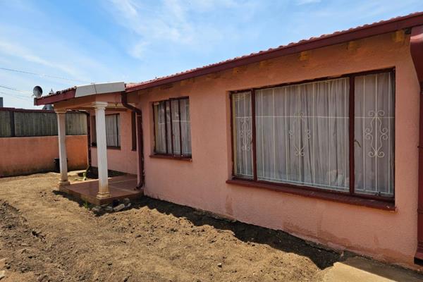 Based in Pimville, Soweto, this charming home offers comfortable living in a quiet cul-de-sac, perfect for families or those seeking ...