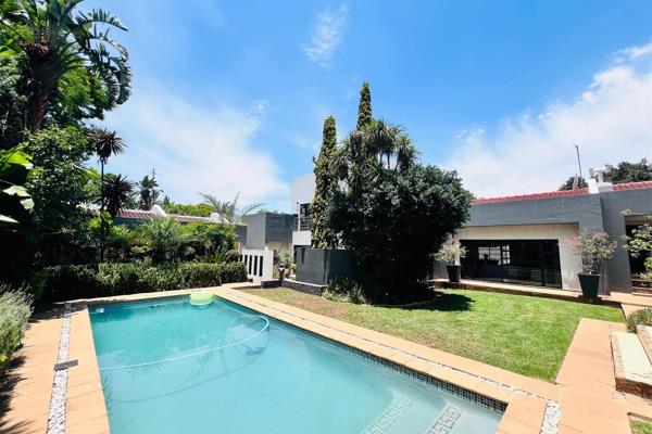 SOLE MANDATE - A magnificent property situated in a secure boomed off area in Moreleta Park with security guards and post. 

This home ...