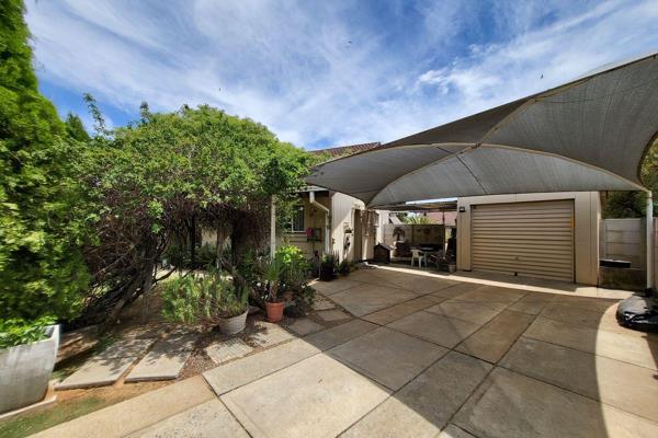 This property is situated in Jan Cilliers Park and is close proximity to shops and Goldfields college. 

Offering 3 spacious bedrooms ...