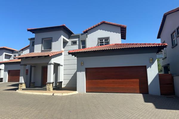 Stylish and spacious townhouse with garden and double garage in Blue valley golf estate.  Three bedrooms 2 bathrooms (main en suite) ...