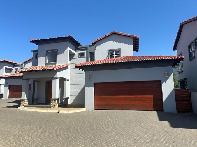 Bedroom Townhouse For Sale In Blue Valley Golf Estate