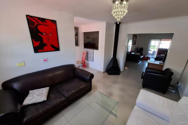 Exclusive 5-Bedroom Home in secure West Riding area of  Milnerton in Cape Town.

Nestled ...