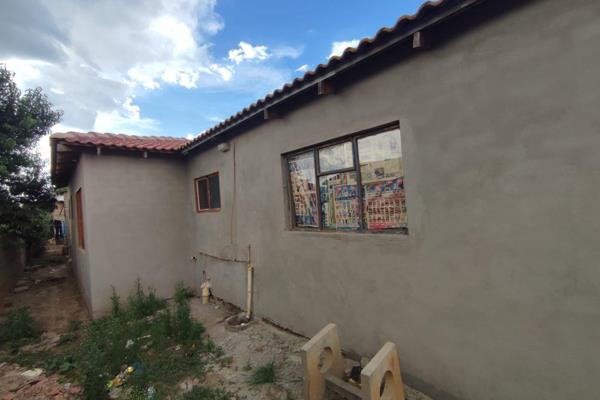 House For in Daveyton 
2 bedrooms,  bathroom, kitchen,Sitting 

Bargain Renovated and Extended House 

Call for an appointment to view ...