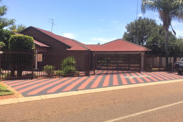 This house offers the following on 1000sqm yard

3 spacious bedrooms with fitted wardrobes
main bedroom has en-suite with shower , bath ...