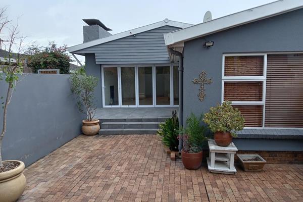 Perfectly situated near schools, shops and major hospitals, easy access to highway, this ...
