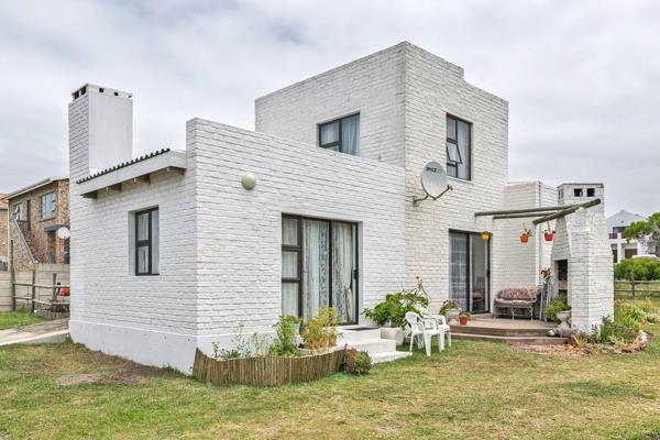 Exclusive Mandate: Nestled in a peaceful and scenic neighbourhood in the heart of Agulhas, this quaint double-storey home offers a ...