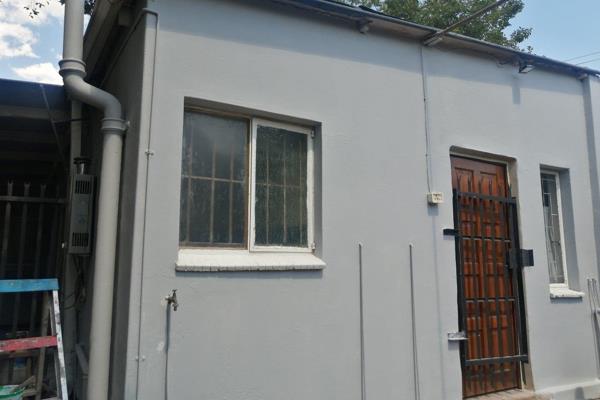 One room with kitchen and bathroom, small enclosed patio and one carport.  Flat on of four at the back of a house. Communal yard and ...