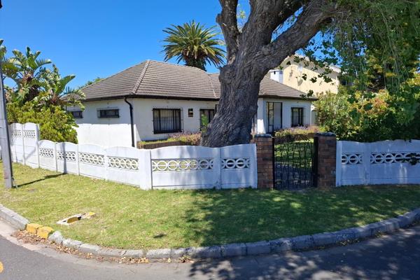 This charming home offers fantastic living and business opportunities. In walking distance from Royal Cape GC and Royal Cape Business ...