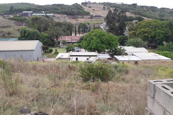 **SOLE MANDATE**
Improvements on this property sized at 0,8922ha include a main farmhouse, 5 garages, 2 flats, 2 large sheds, , a ...