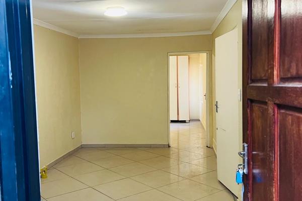 This 1 bedroom unit is available for rent in Bezuidenhout Valley! 
The unit is fully ...