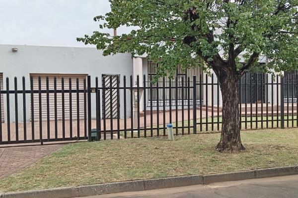 3 Bedroom family home to let

The property is situated in the heart of Brakpan Central, it offers 3 bedrooms, 2 bathrooms, kitchen ...