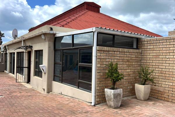 Sunny two-bedroom townhouse in Jeffreys Bay, just a short walk to the beach. Perfectly positioned near sports facilities and local ...