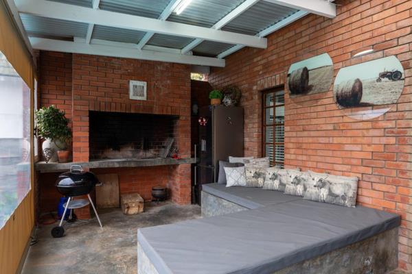 Solid facebrick home located in Noorsekloof, walking distance to Victory School and church, this home would suite the larger or ...