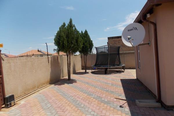 A very low maintenance property situated at a 360m&#178; stand, the property offers 3 bedrooms with wardrobes, 1,5-bathrooms, open plan ...