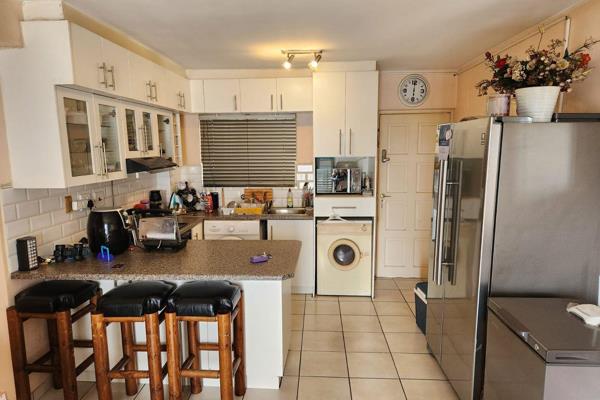 Situated in Riverpark Kuilsriver this 2 bedroom flat offers the following .

Lovely open plan lounge and fitted kitchen .The kitchen ...