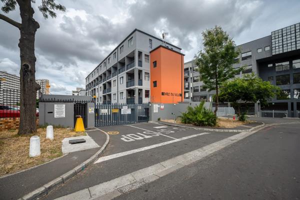 ****Exclusive Mandate**** 
  
Nestled in the highly secure Parc Du Ville complex, this charming north-facing apartment is an ideal fit ...