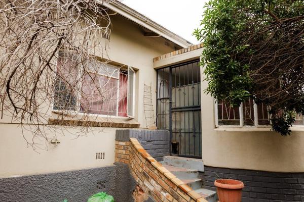 ***SOLE AND EXCLUSIVE MANDATE***

Three-bedroom house (169 square meters). Two ...