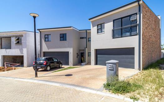 3 Bedroom Townhouse for sale in Langeberg Ridge