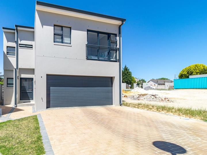 3 Bedroom Townhouse for sale in Langeberg Ridge - P24-112573054