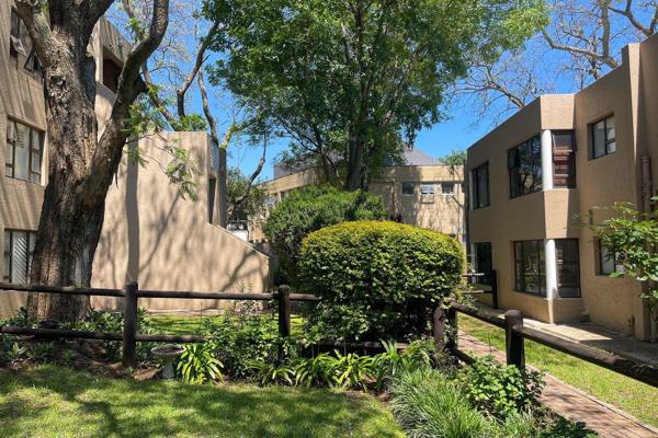 Centrally located unit in Parktown Square, Parktown North within walking distance of Woolworth, shops, restaurants and coffee spots. ...