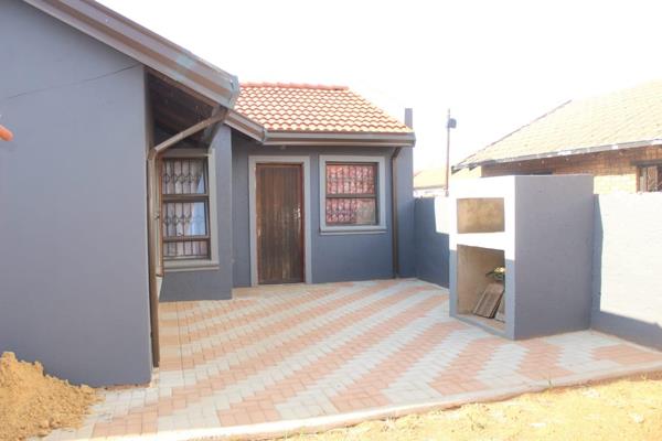 This lovely 3-bedroom house in protea glen ext. 1 is up for sale. The property is situated in a nice and quiet area near police camp ...