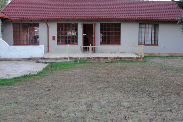 This house consist of 3 bedrooms,1,5 full bathroom, An E-insuit Shower in Master bedroom, Huge Corner stand in Terenure Ext 15 Kempton ...