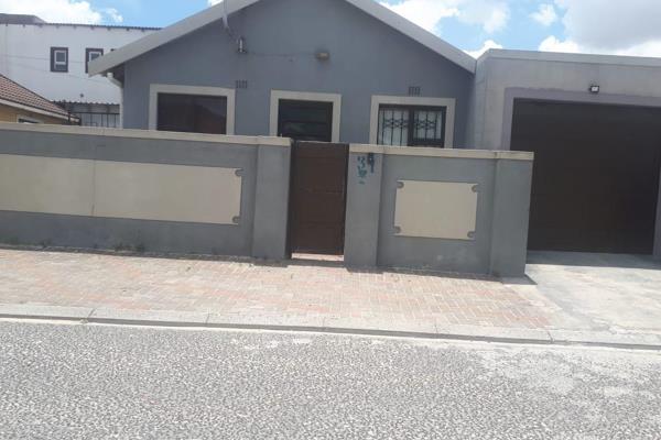 5 Bedroom house
Main bedroom with an ensuite 
1 bedroom converted to a Walk in closets 
2 bedroom with built in shoe closet 
1 bedroom ...