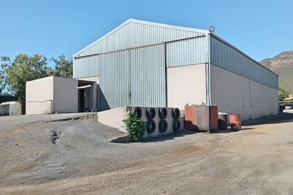 Stoor te huur in Piketberg Industrieel.  Kantoor en pak kamer

Grootte:  375 vierkante meter

Huur:  R16 800.00 - Koopkrag (3 fase ...