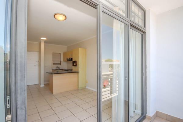 This modern two-bedroom apartment offers an unbeatable location, just 200 meters from the mall, a stone&#39;s throw from Pick n Pay ...