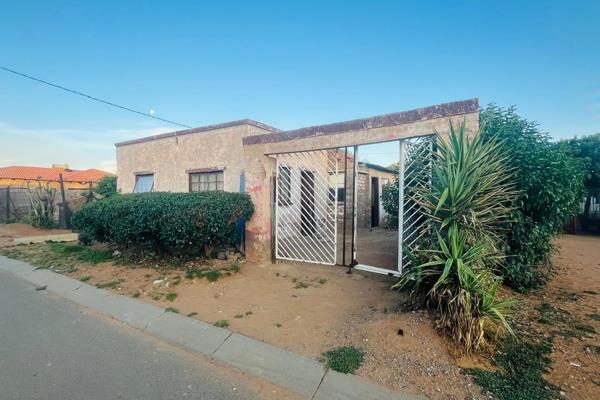 Its an unfinished 3 bedroom house  in Vlakfontein ext 1 .

The house consist of a kitchen, open lounge &amp; dining area, 3 bedrooms ...