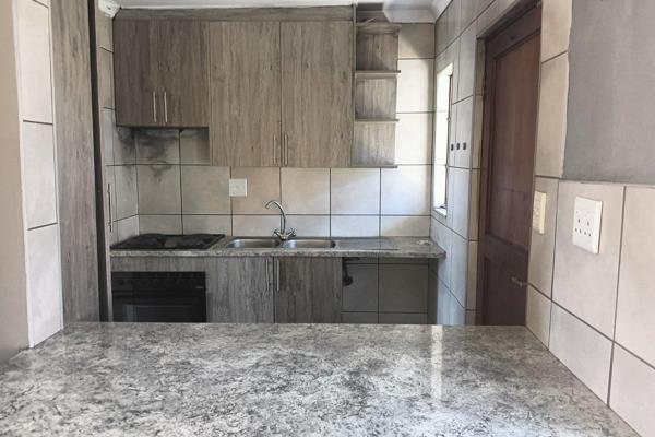 3bedrooms
1 bath with Shower only
Separatee Toilet
1 Carport
Requirements:
Full FICA
Deposit R6800
Lease Fee &amp; Credit Check ...