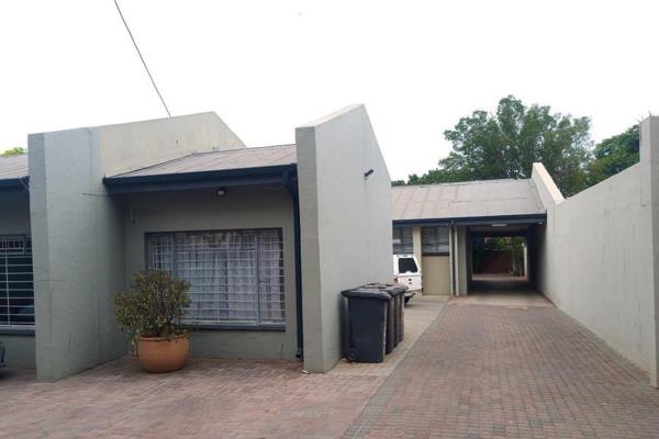 6 Bedroom Commune.
2 rooms left. 
Price is R4000 per room
This includes 
Electricity ...