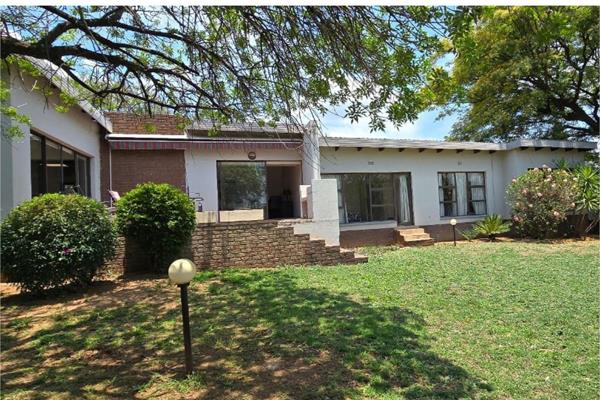 Located in a controlled gated area close to the Sandton Primary School, and not far to other schools such as the French Lycee, Redhill ...