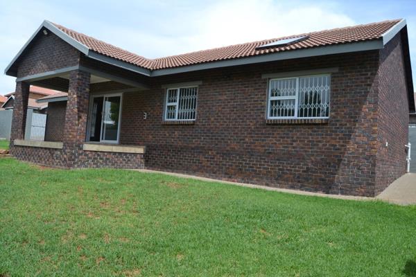 3 Bedroom cluster home with BIC&#39;s, 2 bathrooms, open plan lounge/kitchen area ...