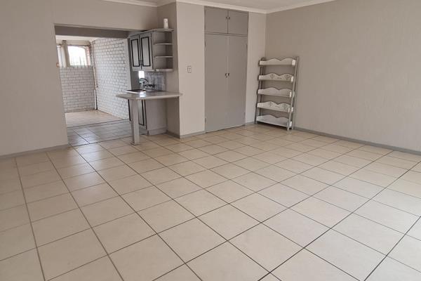 This 2-bedroom flat in Kloofendal combines comfort and privacy, making it perfect for professionals or mature adults, seeking a ...