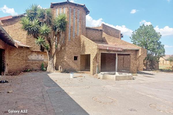 This is an opportunity not to be missed by investors. 

Prime Location

The property is situated on a spacious 10032m2. The house ...