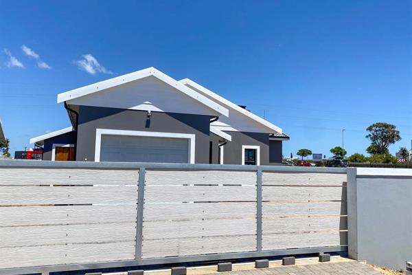 Brand new modern home in Fountains Estate close to all amenities 
This 135 m&#178; home ...