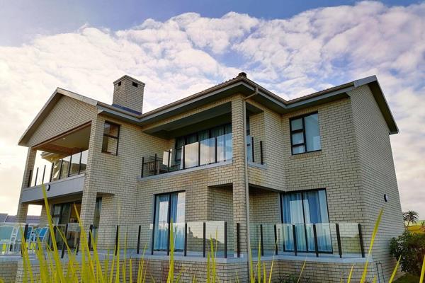 Welcome to a haven of comfort and coastal allure at Mossel Bay Golf Estate. This ...