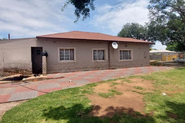 Stunning Three-bedroom home to rent plus 2 bedroom flatlet in Brakpan Noord

Lovely three-bedroom home to let with built-in ...