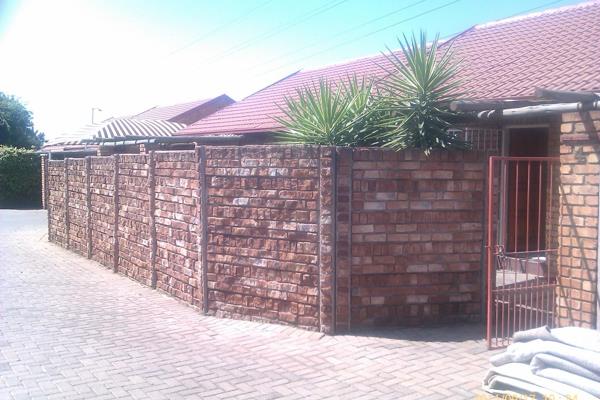 Property is close to Elarduspark primary and Waterkloof High school. Tennis and padel ...