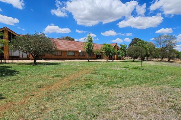 Large house on a two-hectare plot
The extra-large house offers:
Nine Bedrooms, three with ensuite bathrooms.
Eight bathrooms ...