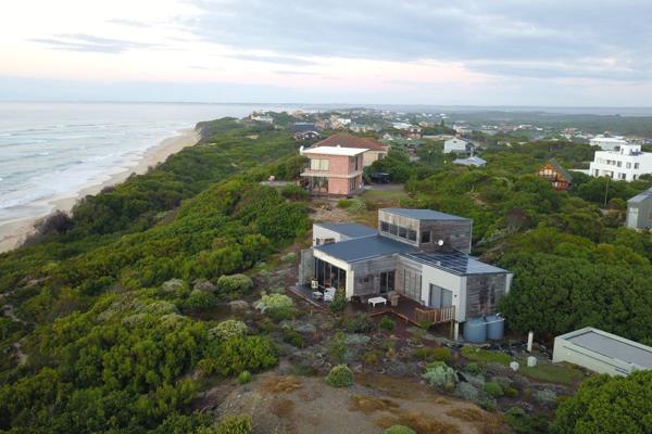 DUAL MANDATE

Prime position, very unique, one of a kind with incredible views from all the rooms.
Off the grid beach ...