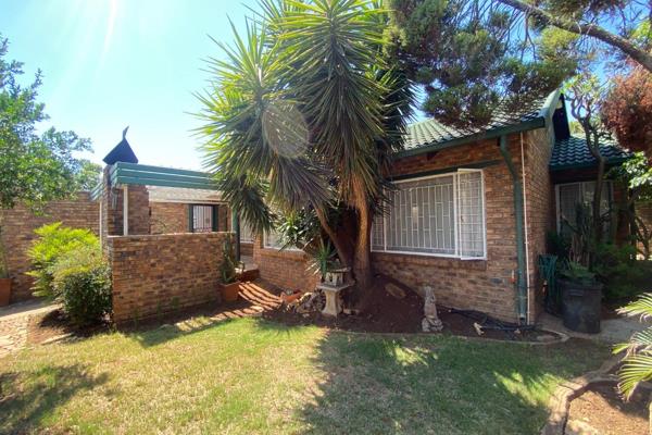 Perfect Lock Up and Go House!

Exclusive right to sell!

This duet is situated in a quite boomed off street.

It comprises ...